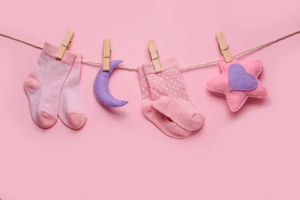 Дитячі Шкарпетки Іграшки Висять Мотузці Кольоровому Фоні — стокове фото