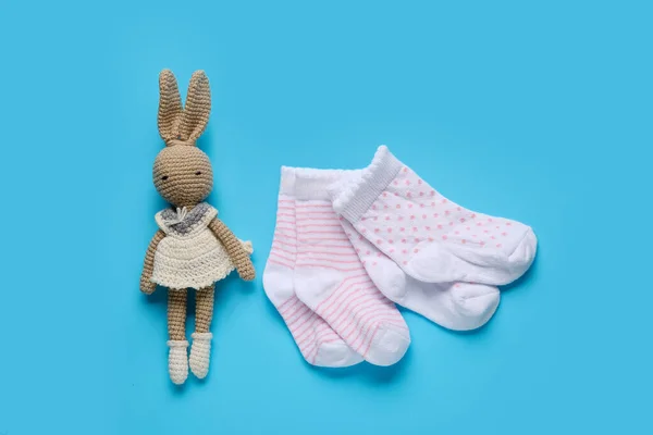 Дитячі Шкарпетки Іграшка Кольоровому Фоні — стокове фото