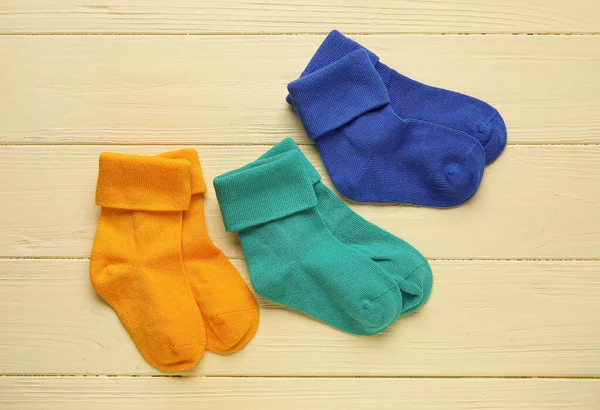 Calcetines Bebé Sobre Fondo Madera Color —  Fotos de Stock