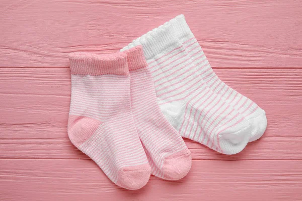 Dětské Ponožky Barevném Dřevěném Pozadí — Stock fotografie