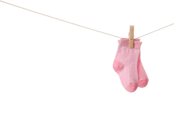 Baby Sokken Opknoping Touw Tegen Witte Achtergrond — Stockfoto