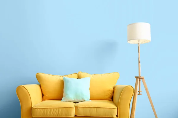 Bequemes Sofa Und Moderne Lampe Der Nähe Der Wand — Stockfoto