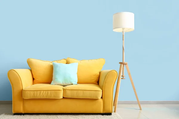 Bequemes Sofa Und Moderne Lampe Der Nähe Der Wand — Stockfoto