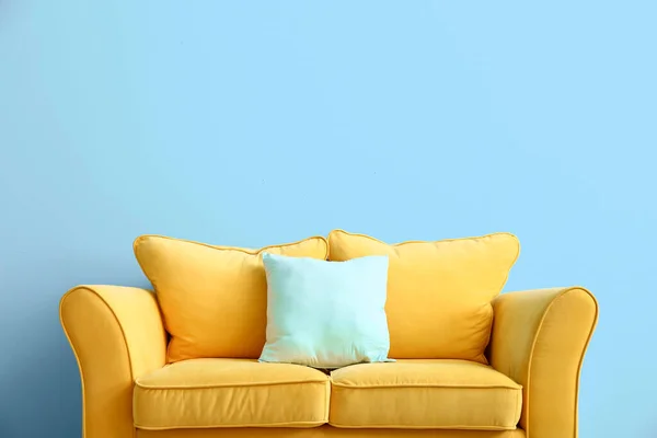 Comfortable Sofa Color Wall — Stock Photo, Image