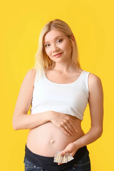 Jonge Zwangere Vrouw Met Pillen Kleur Achtergrond — Stockfoto