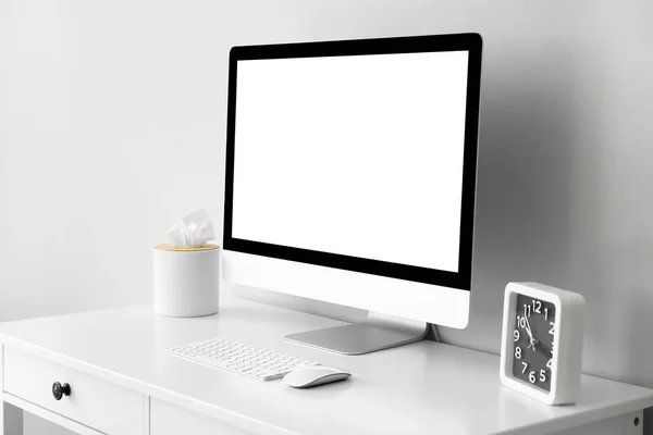 Lugar Trabajo Moderno Con Ordenador Cerca Pared Luz —  Fotos de Stock