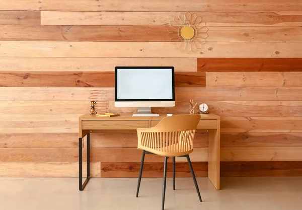 Posto Lavoro Moderno Con Computer Vicino Alla Parete Legno — Foto Stock