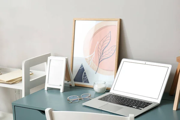 Modern Workplace Laptop Frames Light Wall — Stock Photo, Image