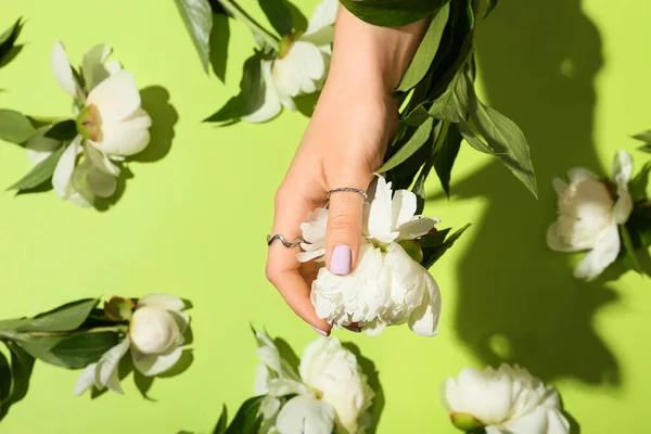 Vrouw Met Mooie Manicure Stijlvolle Sieraden Met Bloem Kleur Achtergrond — Stockfoto