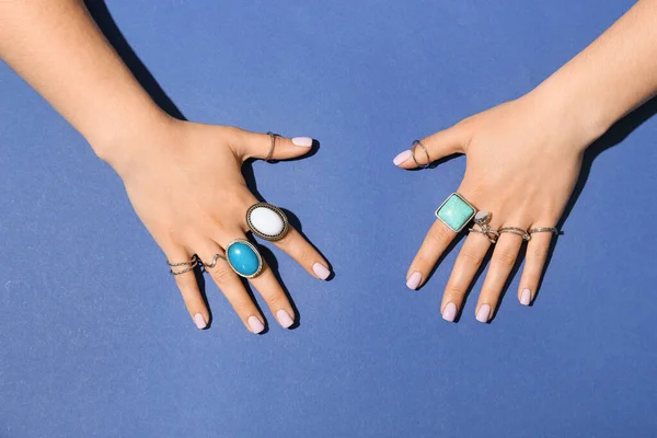 Mujer Con Hermosa Manicura Joyas Con Estilo Sobre Fondo Color — Foto de Stock