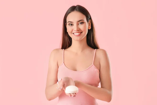 Hermosa Joven Con Jabón Sobre Fondo Color — Foto de Stock