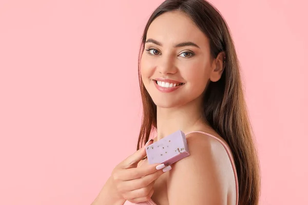 Hermosa Joven Con Jabón Sobre Fondo Color —  Fotos de Stock