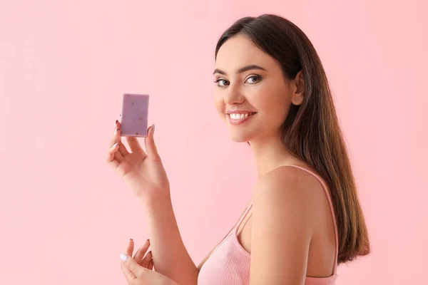 Hermosa Joven Con Jabón Sobre Fondo Color —  Fotos de Stock