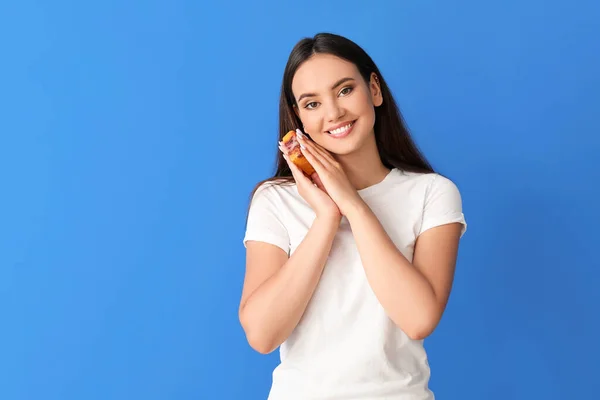 Hermosa Joven Con Jabón Sobre Fondo Color — Foto de Stock