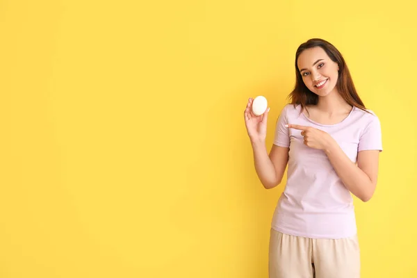 Bella Giovane Donna Con Sapone Sfondo Colore — Foto Stock