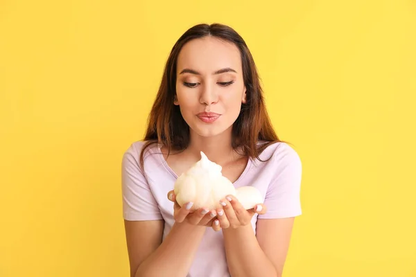 Bella Giovane Donna Con Sapone Fiocco Wisp Sfondo Colore — Foto Stock