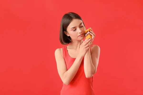 Hermosa Joven Con Jabón Sobre Fondo Color — Foto de Stock