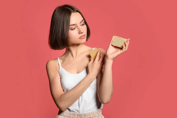 Krásná Mladá Žena Mýdlem Barevném Pozadí — Stock fotografie