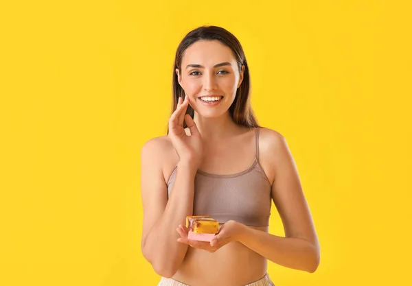 Hermosa Joven Con Jabón Sobre Fondo Color — Foto de Stock