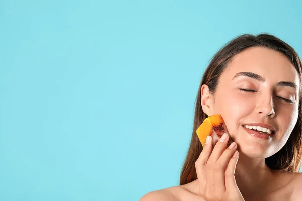 Bella Giovane Donna Con Sapone Sfondo Colore — Foto Stock