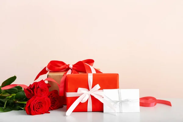 Cadeaux Pour Saint Valentin Roses Sur Table — Photo