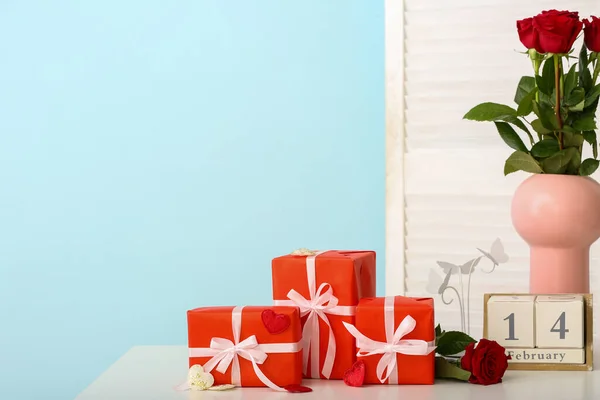 Geschenke Zum Valentinstag Rosen Und Kalender Auf Dem Tisch — Stockfoto