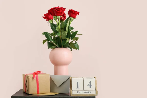 Gift Valentine Day Calendar Flowers Table — Stock Photo, Image