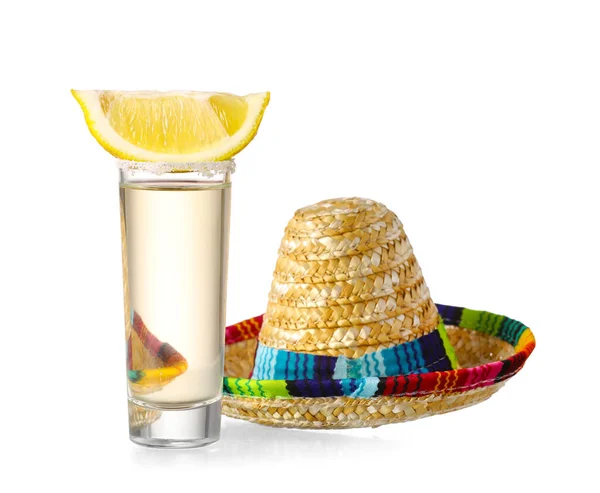 Tiros Tequila Saborosa Com Limão Chapéu Sombrero Fundo Branco — Fotografia de Stock