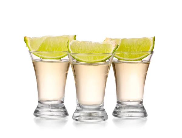 Colpi Tequila Gustosa Con Calce Sfondo Bianco — Foto Stock