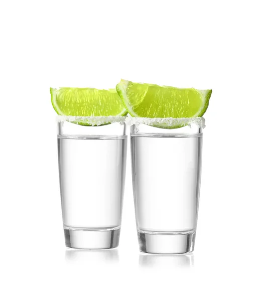 Ein Schuss Leckerer Tequila Mit Limette Auf Weißem Hintergrund — Stockfoto