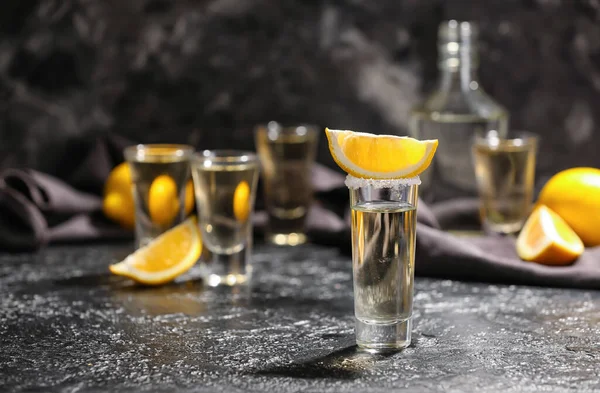 Shot Van Smakelijke Tequila Met Citroen Donkere Achtergrond — Stockfoto