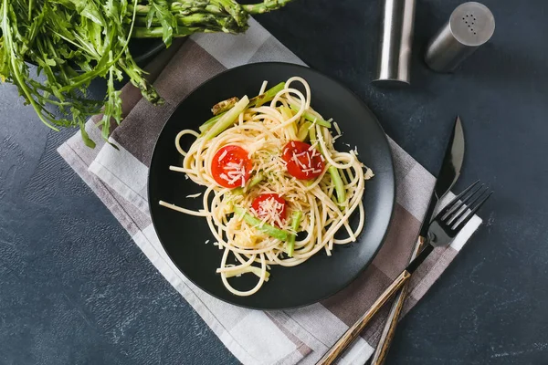 Placa Pasta Sabrosa Con Verduras Queso Sobre Fondo Oscuro — Foto de Stock