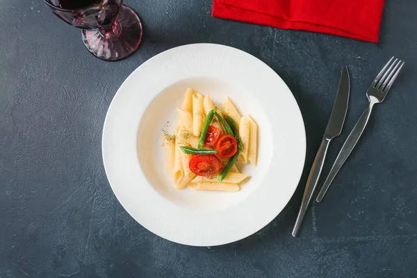 Placa Pasta Sabrosa Con Verduras Sobre Fondo Oscuro —  Fotos de Stock