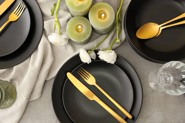 Stilvolle Tischdekoration Und Hahnenfuß Blume Auf Grauem Hintergrund — Stockfoto