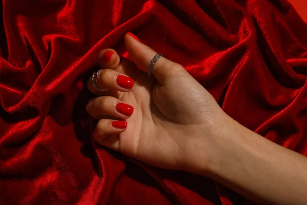 Vrouwelijke Hand Met Mooie Manicure Kleur Stof Achtergrond — Stockfoto
