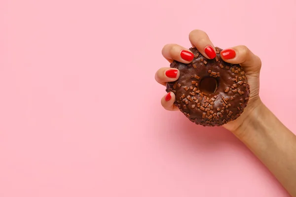 Weibliche Hand Mit Schöner Maniküre Hält Köstliche Donut Auf Farbigem — Stockfoto