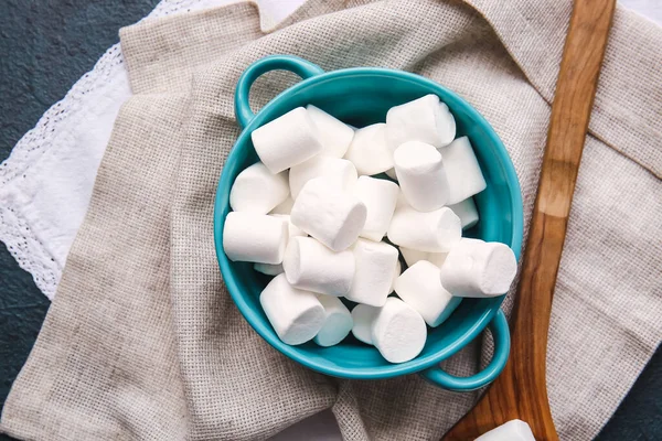 Pote Com Marshmallows Saborosos Fundo Escuro — Fotografia de Stock