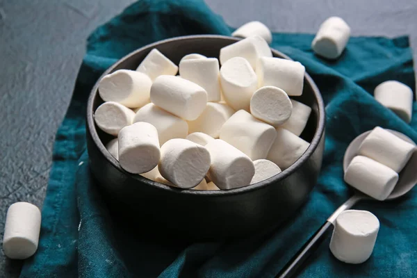 Tigela Com Saborosos Marshmallows Fundo Escuro — Fotografia de Stock
