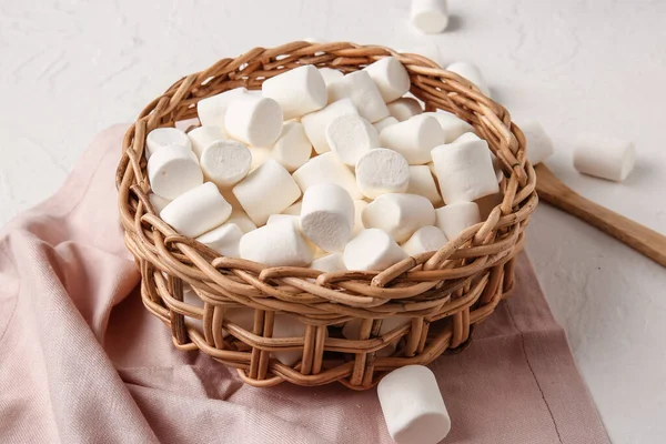 Cesta Vime Com Saborosos Marshmallows Fundo Claro — Fotografia de Stock