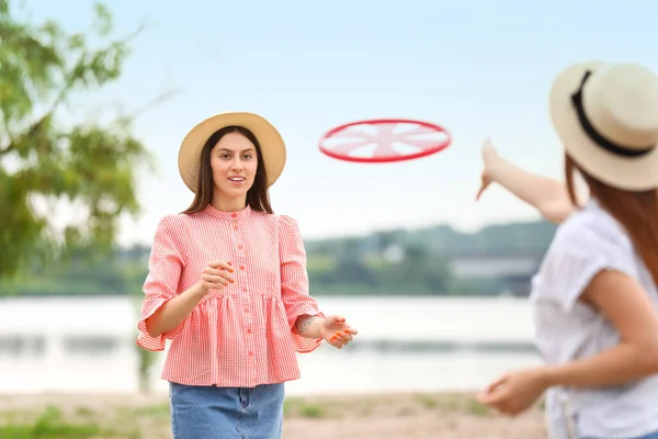 Beautiful Young Women Playing Frisbee Outdoors — Stock Photo, Image