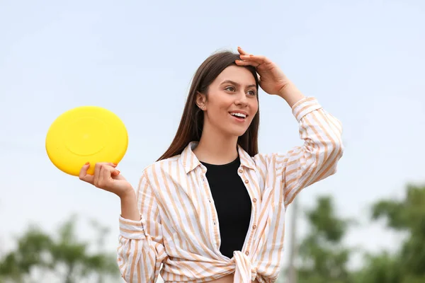 Wanita Muda Yang Cantik Bermain Frisbee Outdoors — Stok Foto