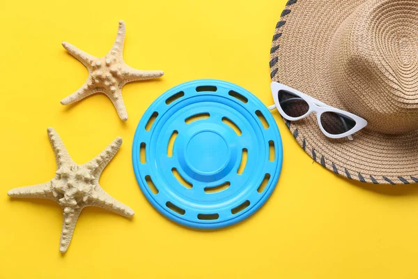 Frisbee Disk Sunglasses Hat Starfishes Color Background — Stock Photo, Image