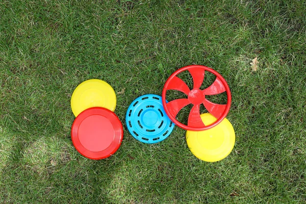 Verschiedene Frisbeescheiben Auf Gras Freien — Stockfoto