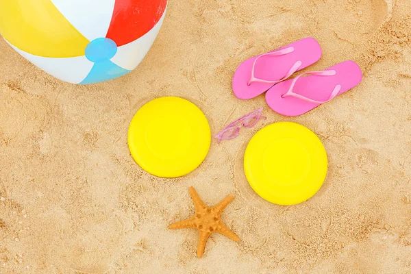 Composición Con Discos Frisbee Accesorios Playa Sobre Arena — Foto de Stock