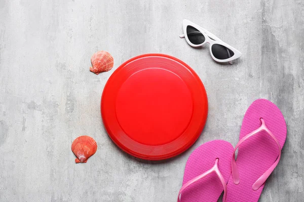 Frisbee Disk Sunglasses Flip Flops Grunge Background — Stock Photo, Image