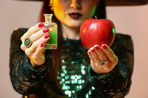若いです魔女でリンゴとポーションの色の背景 クローズアップ — ストック写真