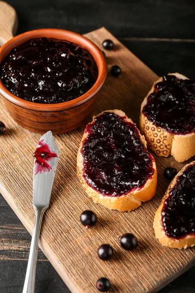 Tostadas Con Mermelada Grosella Negra Sobre Fondo Madera Oscura — Foto de Stock