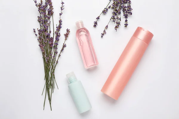 Garrafas Cosméticos Naturais Flores Lavanda Fundo Branco — Fotografia de Stock