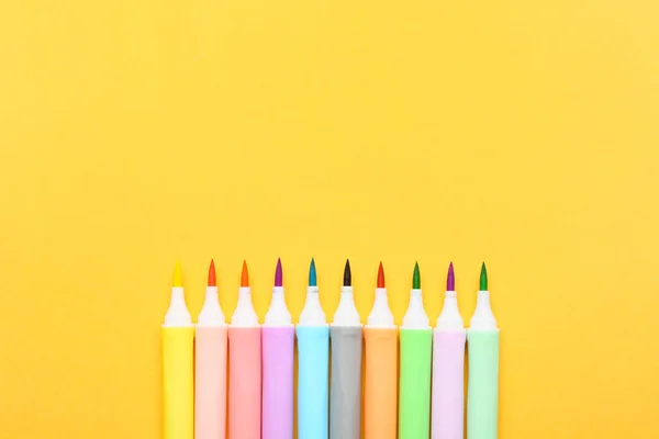 Marcadores Coloridos Sobre Fondo Color — Foto de Stock