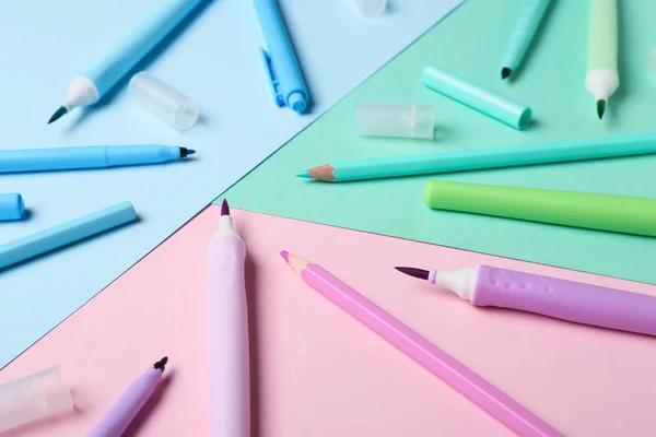 Bunte Marker Und Bleistifte Auf Farbigem Hintergrund — Stockfoto